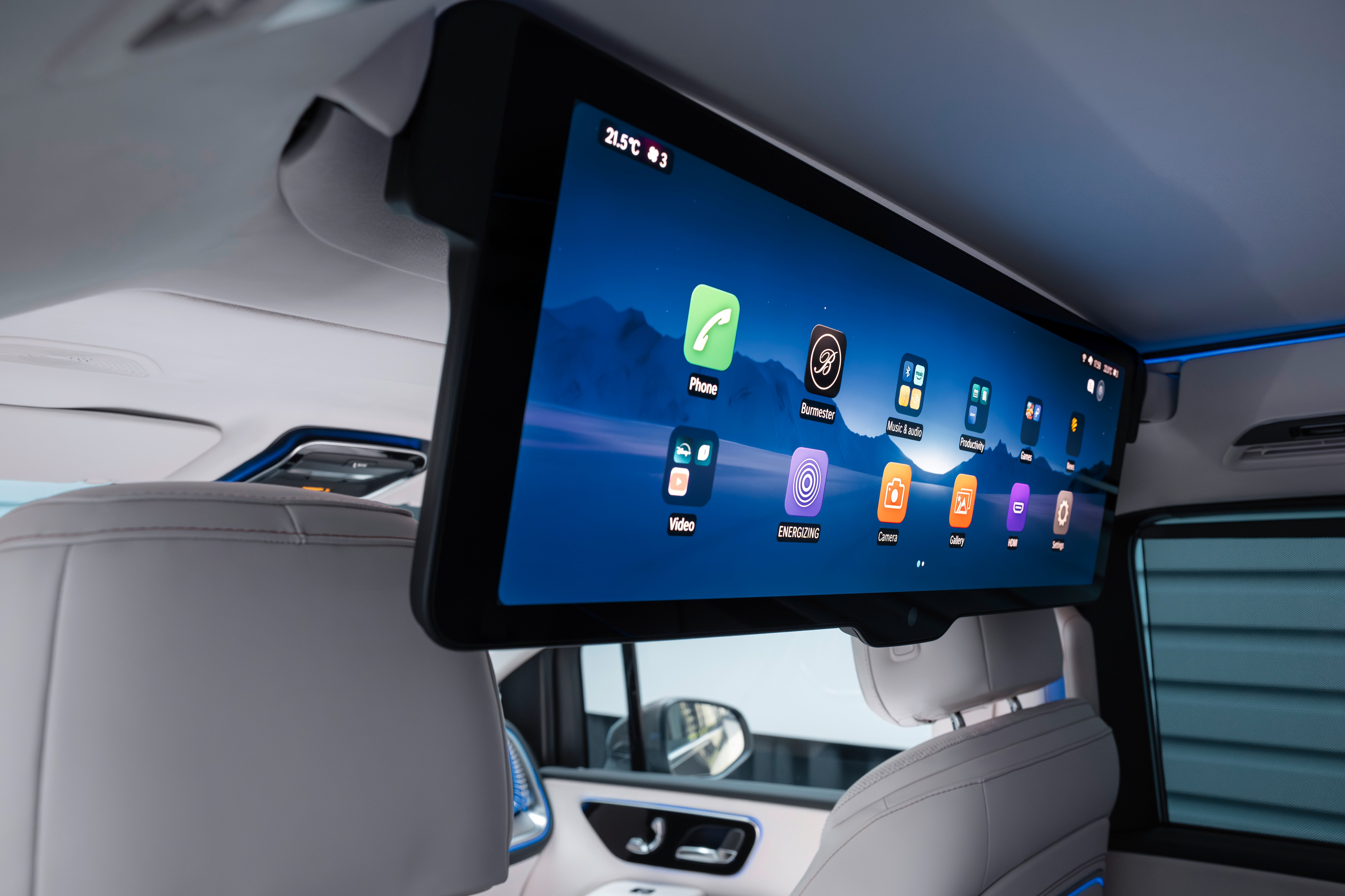 MBUX Fond-Entertainment im Mercedes-Benz VLE mit großem Display und digitalen Funktionen für Passagiere.