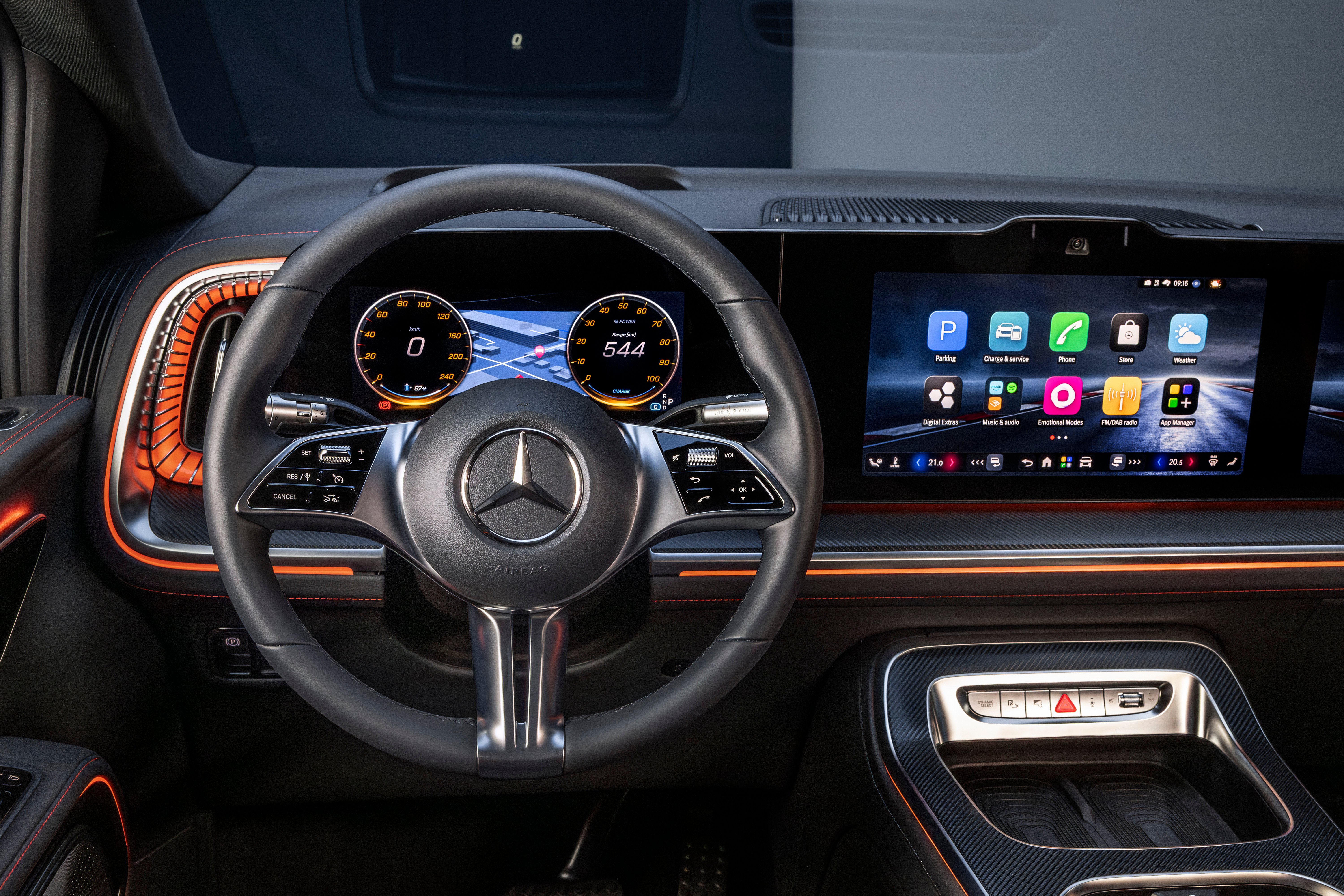 Digitales Cockpit des Mercedes-Benz VLE mit MBUX Superscreen, Lenkrad und Ambientebeleuchtung.