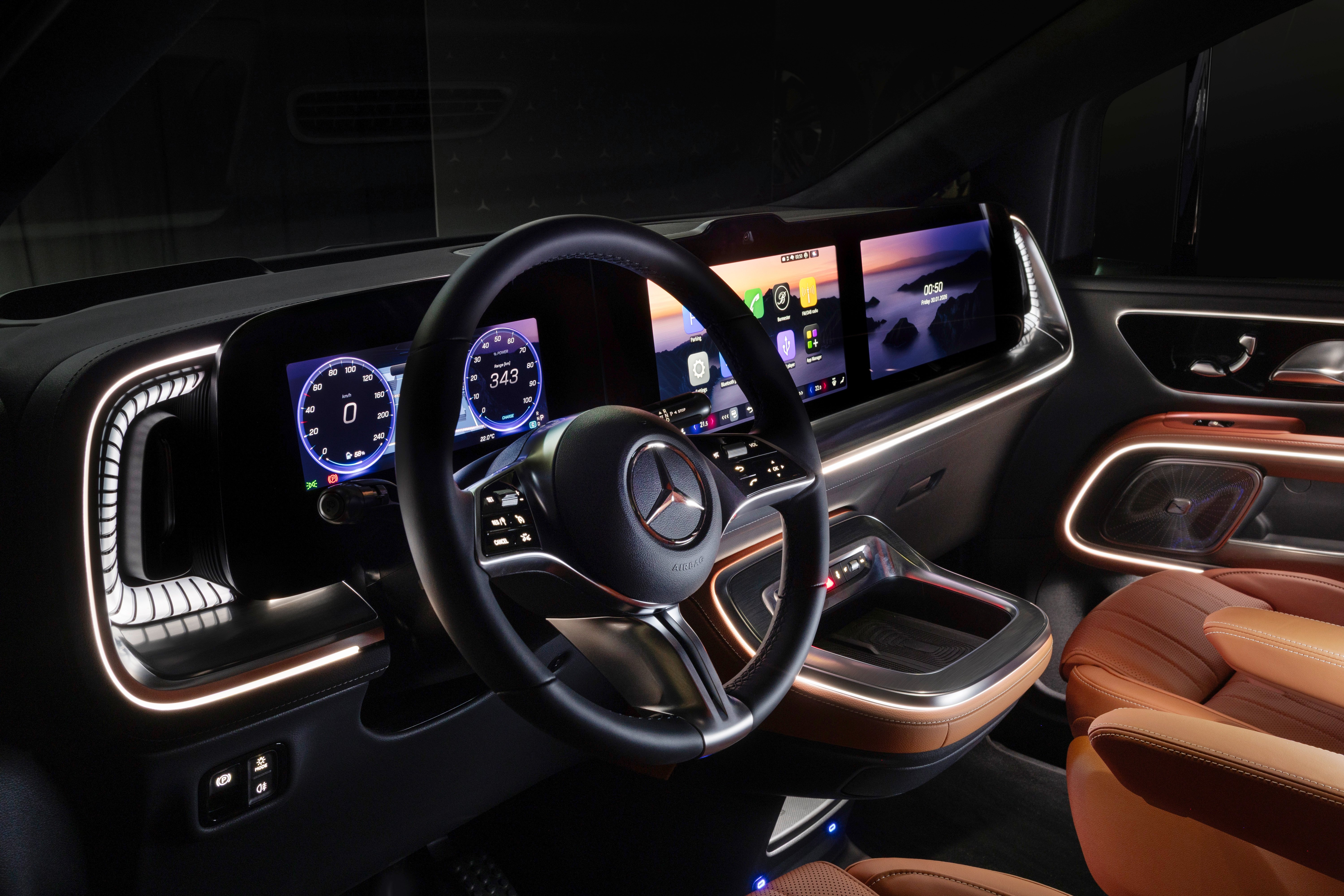 Innenraum des Mercedes-Benz VLE bei Nacht mit beleuchtetem MBUX Display, Ambientebeleuchtung und hochwertigem Interieur.