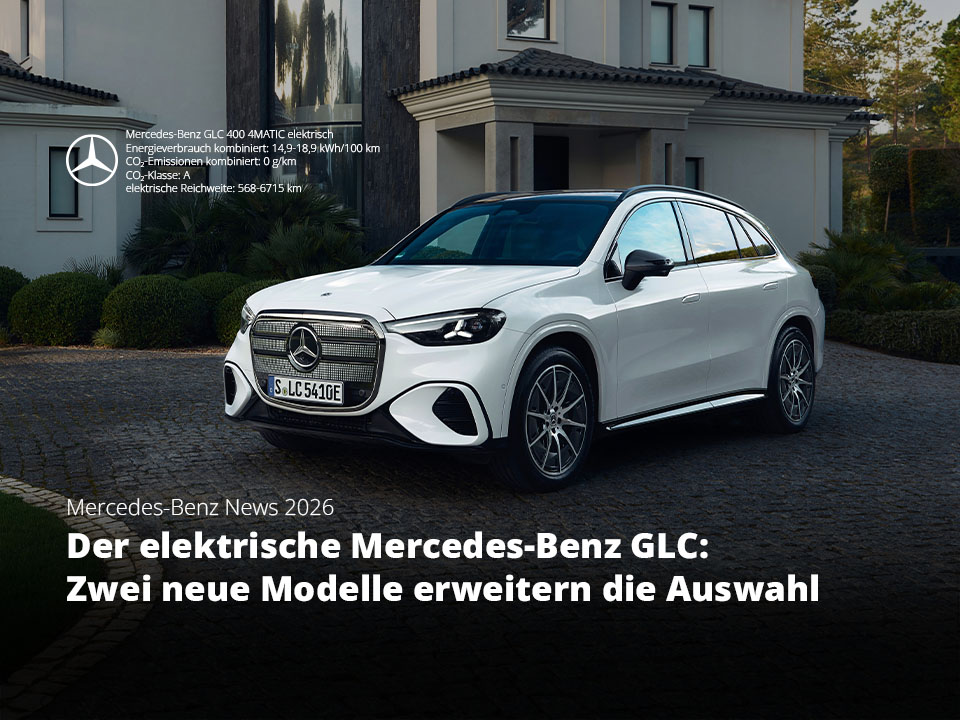Weißer elektrischer Mercedes-Benz GLC vor einem modernen Wohnhaus
