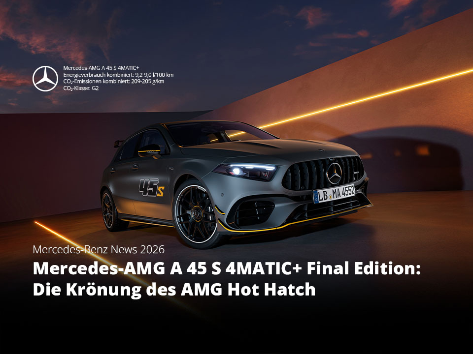 Mercedes-AMG A 45 S 4MATIC+ Final Edition in MANUFAKTUR mountaingrau magno mit gelben Akzenten und 19-Zoll AMG Schmiederädern bei Nacht vor moderner Architektur.