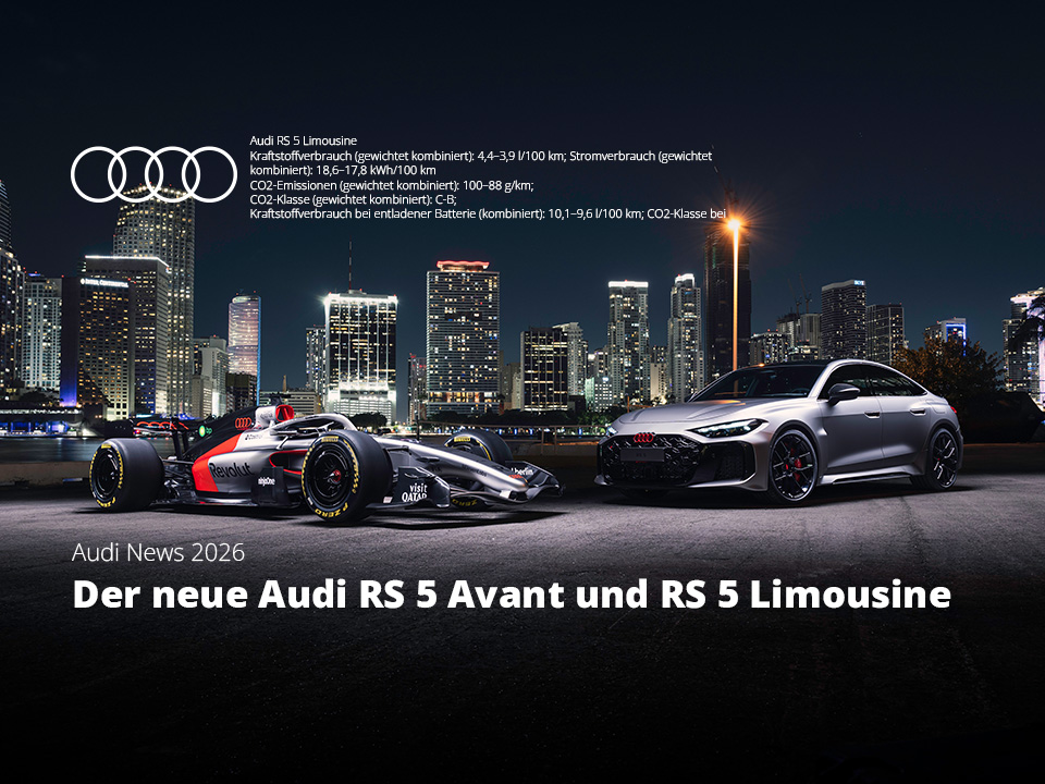 Audi RS 5 Limousine neben einem Audi Formel-1-Rennwagen vor der Skyline von Miami bei Nacht.